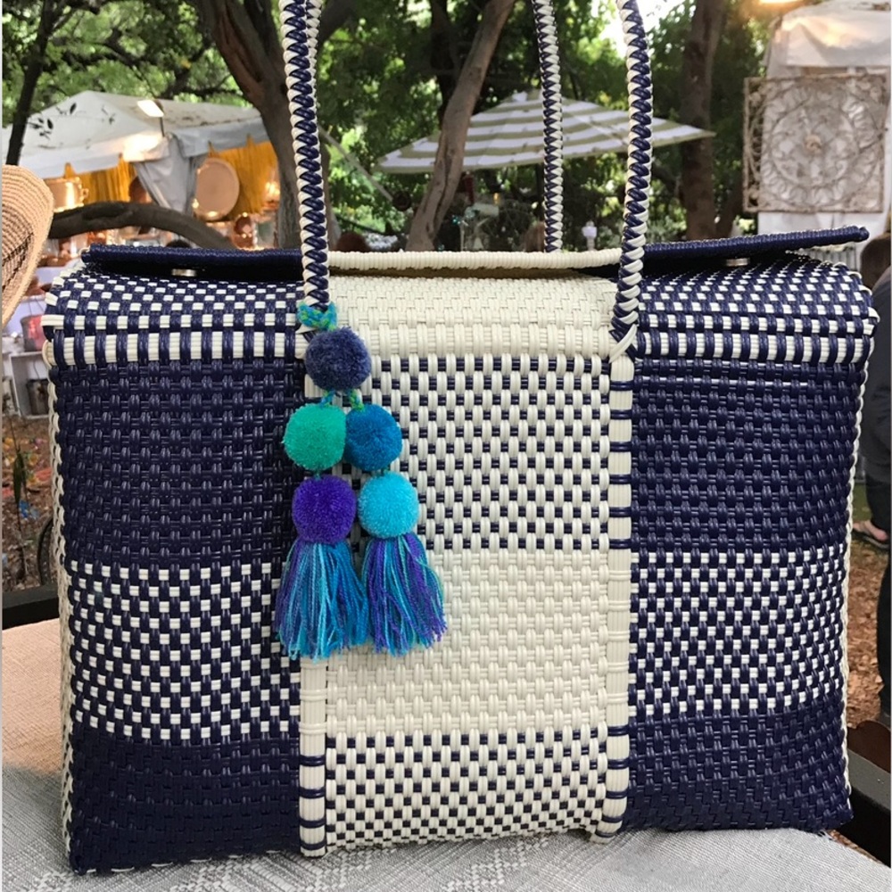 Handmade in 🇲🇽 Mexico! Un Pueblo Navy and White Tote - Picture 12 of 12
